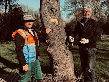 Activité de balisage sur un sentier varois.